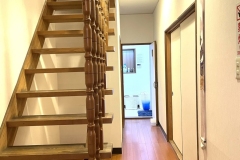 2. 玄関から2階への階段